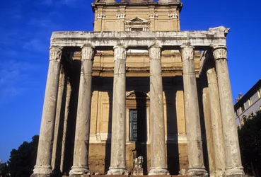 Tempio di Antonino e Faustina, dedicato 141 d.C.